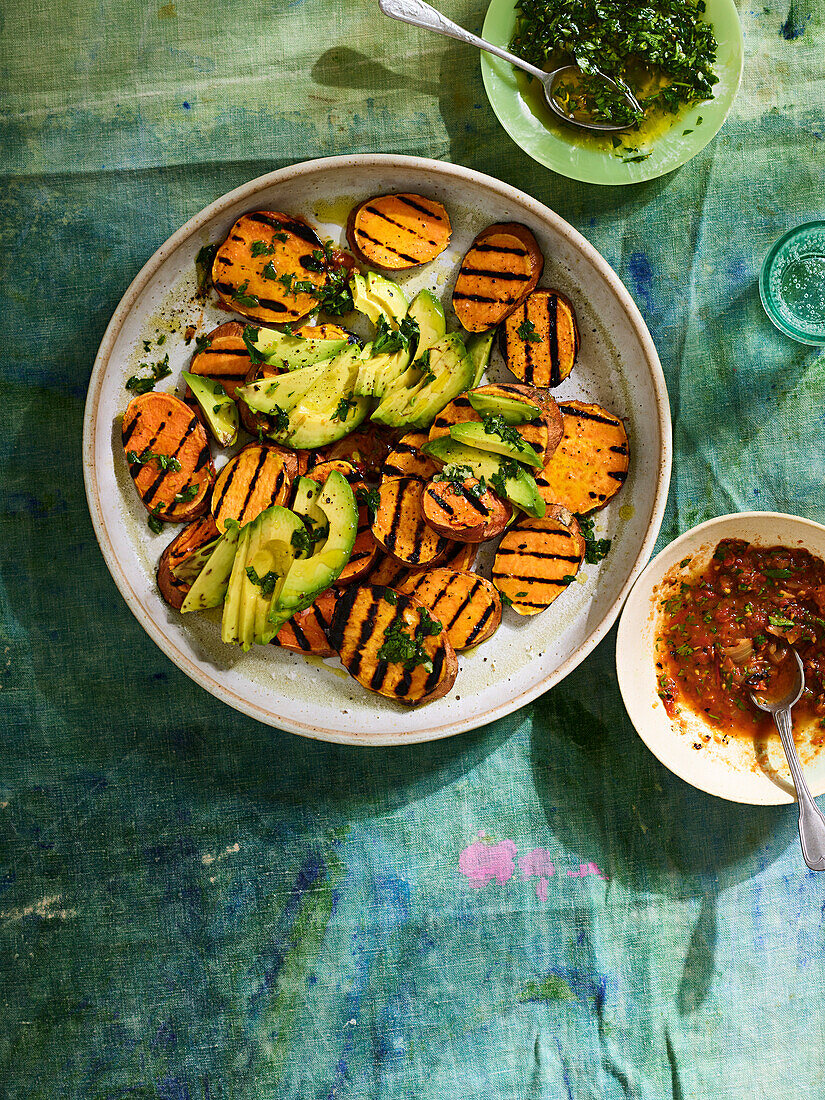 Gegrillte Süßkartoffeln mit Avocado, Chimichurri und Tomatensalsa