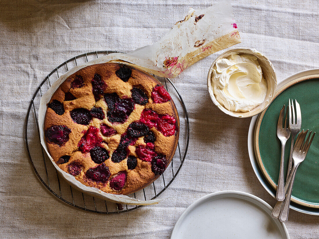 Blackberry and raspberry cakewith almonds
