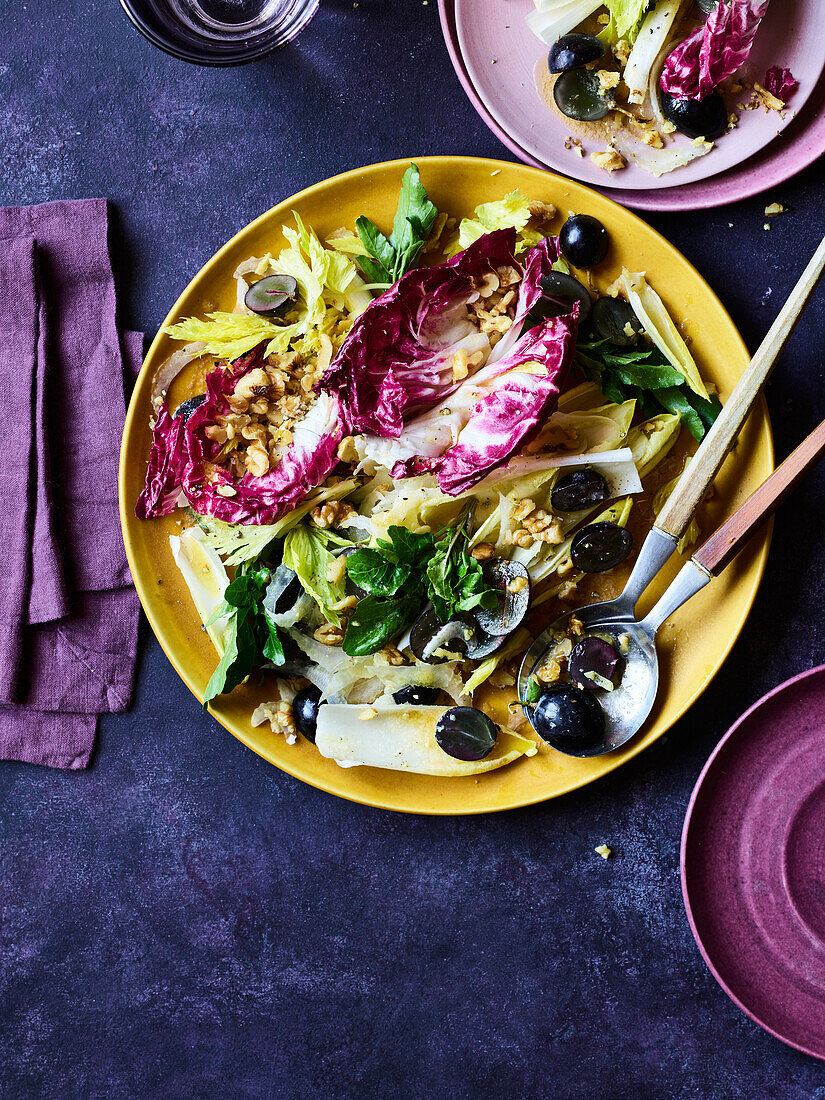 Bitter salad with walnuts and dark grapes