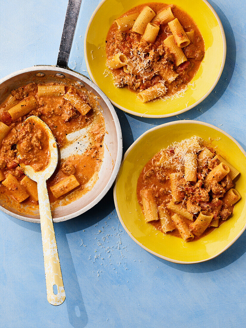 Rigatoni with sausages, tomatoes and mascarpone cheese