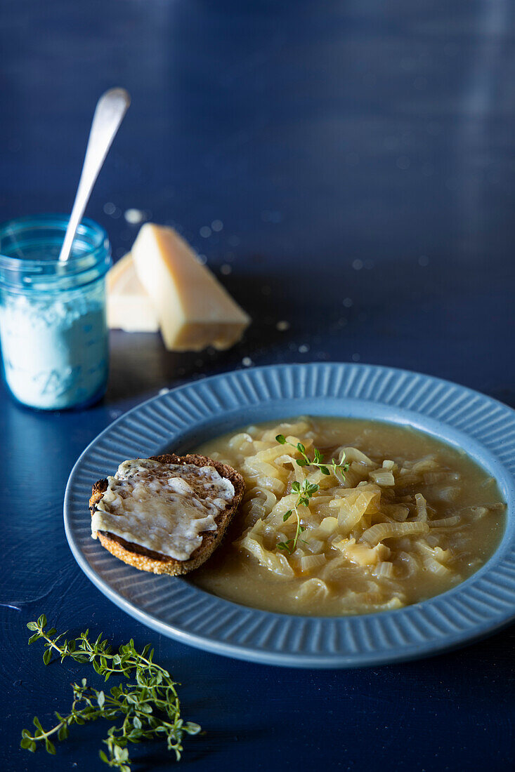 Zwiebelsuppe mit überbackenem Käsetoast