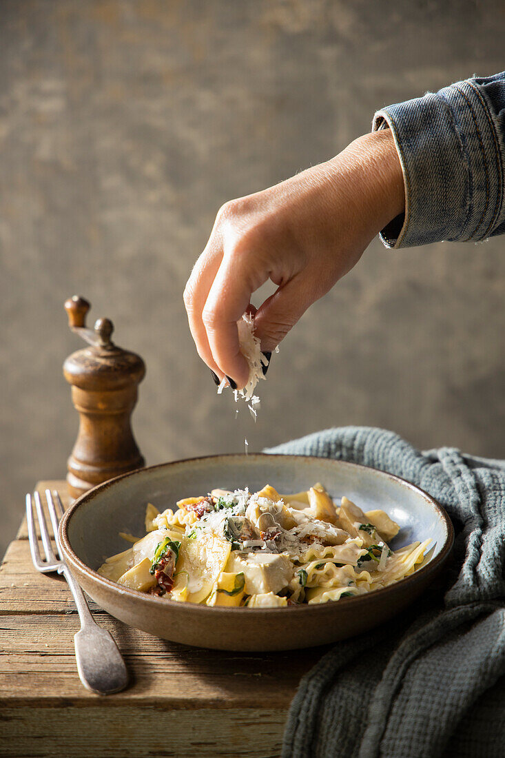 Lasagna pasta with spinach and cream sauce