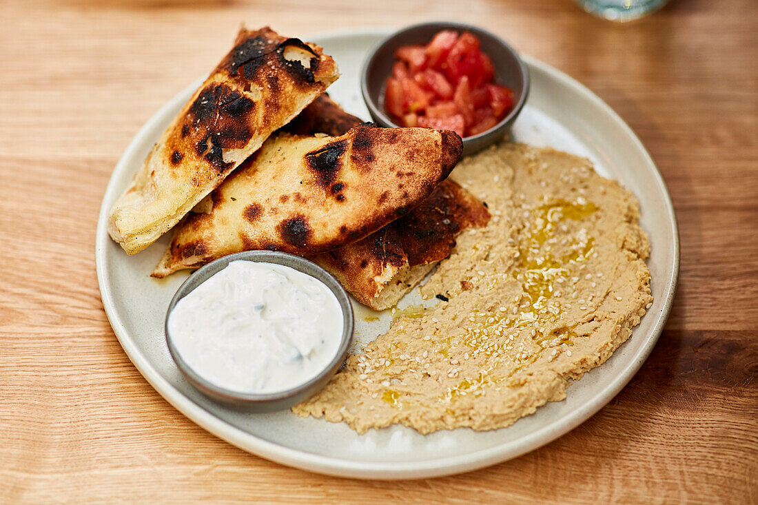 Hummus mit flammgegrilltem Fladenbrot