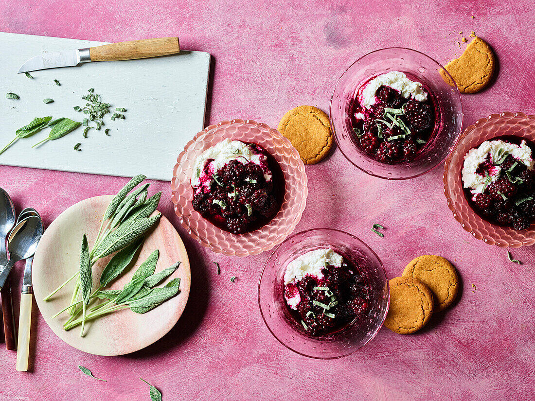 Brombeerkompott mit Ricotta und Salbei