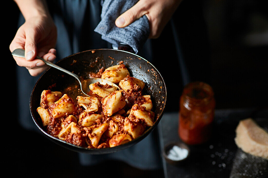 Nudeln mit Bolognesesauce in der Pfanne