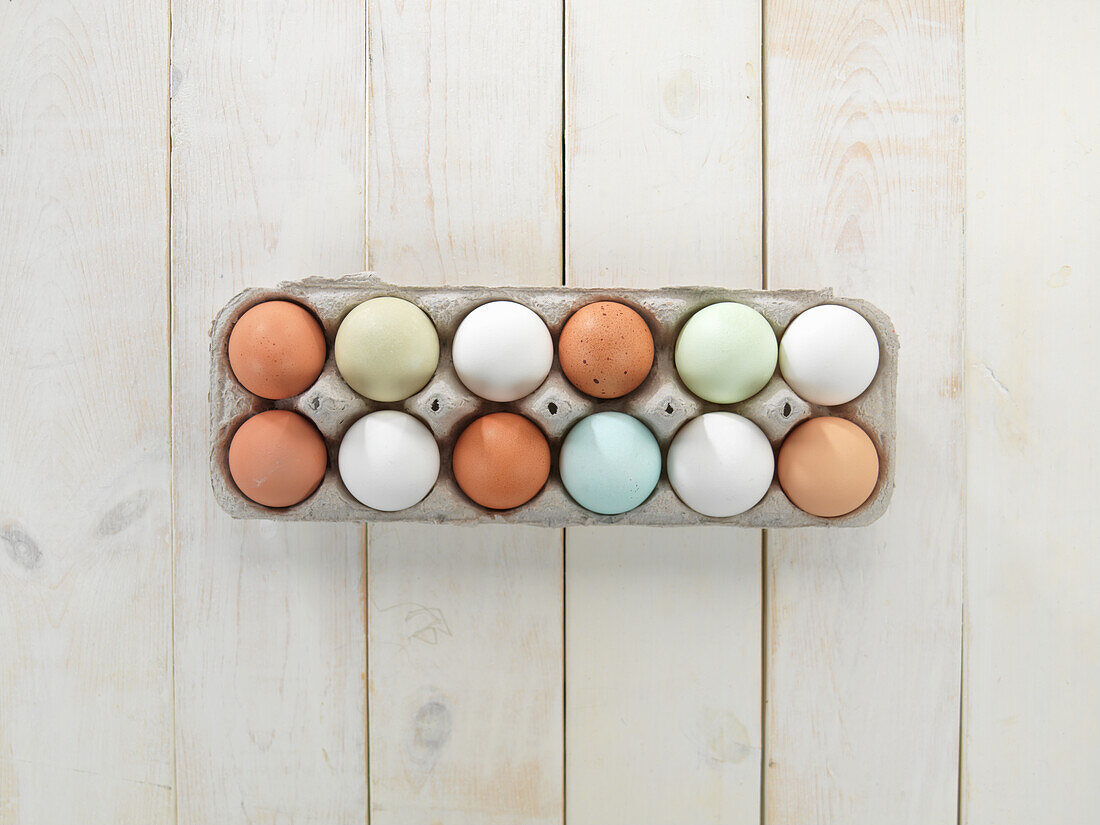Verschiedenfarbige Eier in Eierschachtel