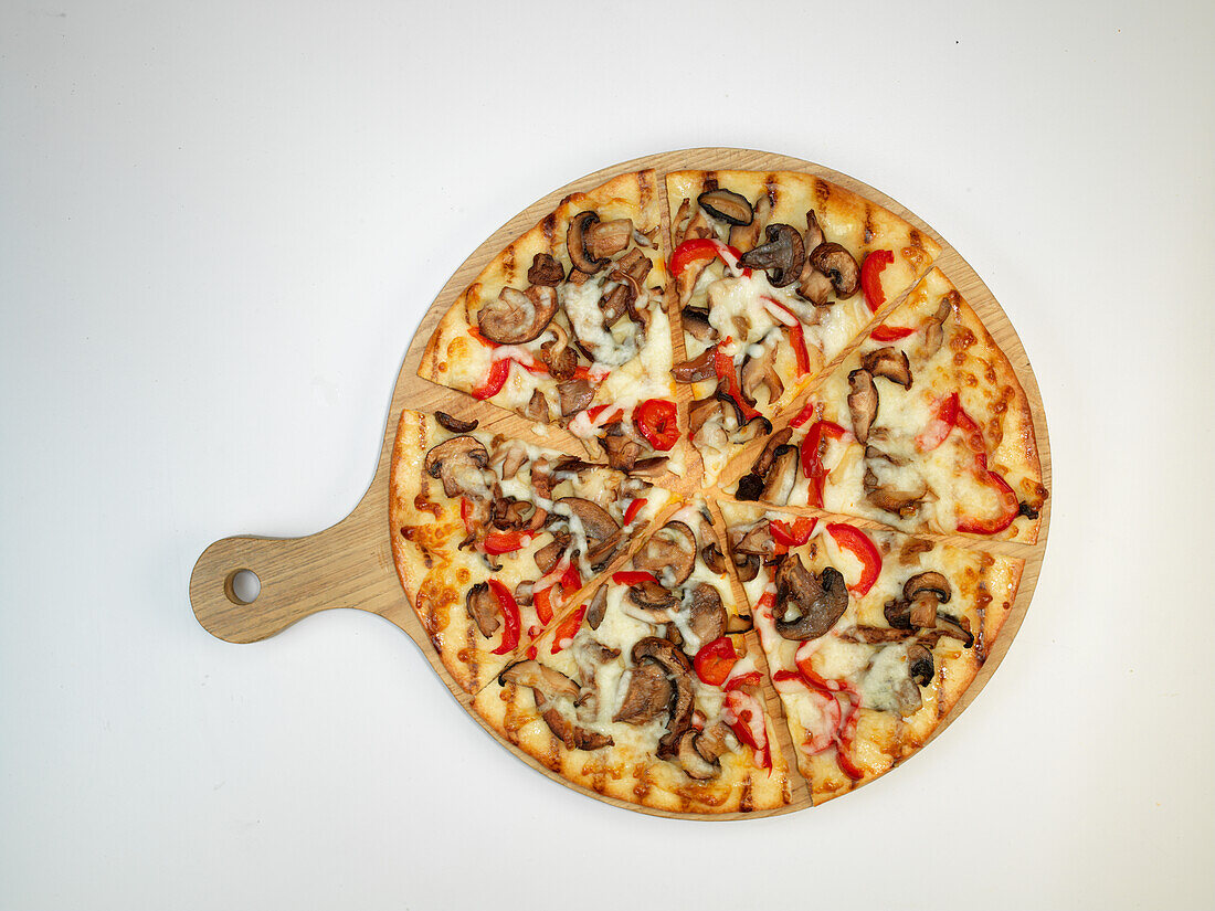 Flatbread with mushrooms and roasted bell pepper