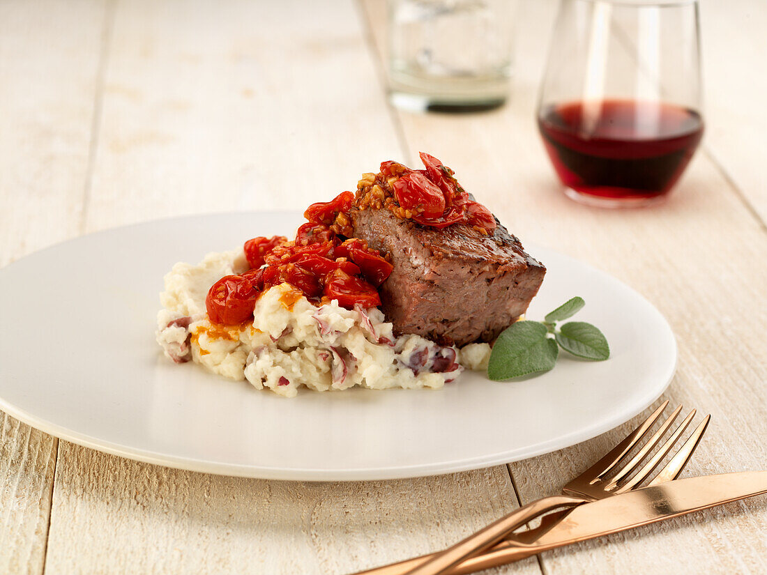 Hackbraten mit Kirschtomaten-Salsa und Kartoffelpüree