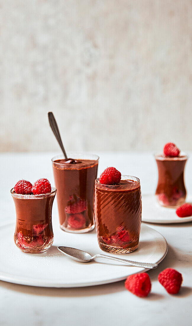 Schokoladenpots mit Himbeeren