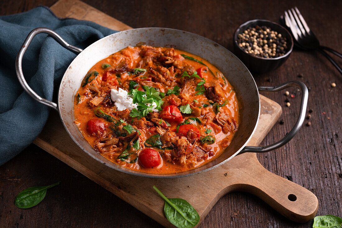 Vegane Jackfrucht-Tomaten-Pfanne mit Babyspinat