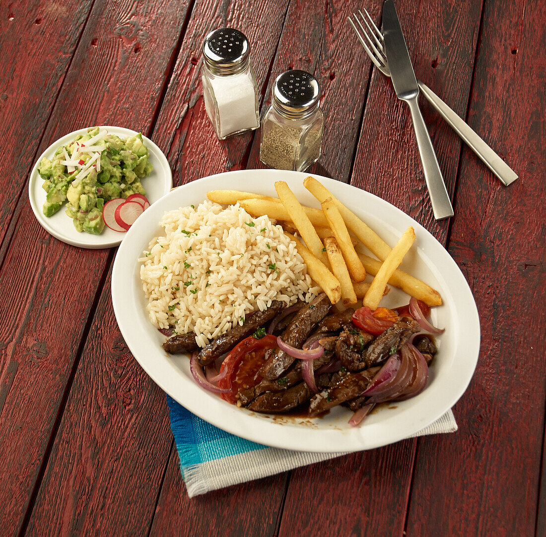 Lomo Saltado - peruanisches Rindfleisch in Sojasauce