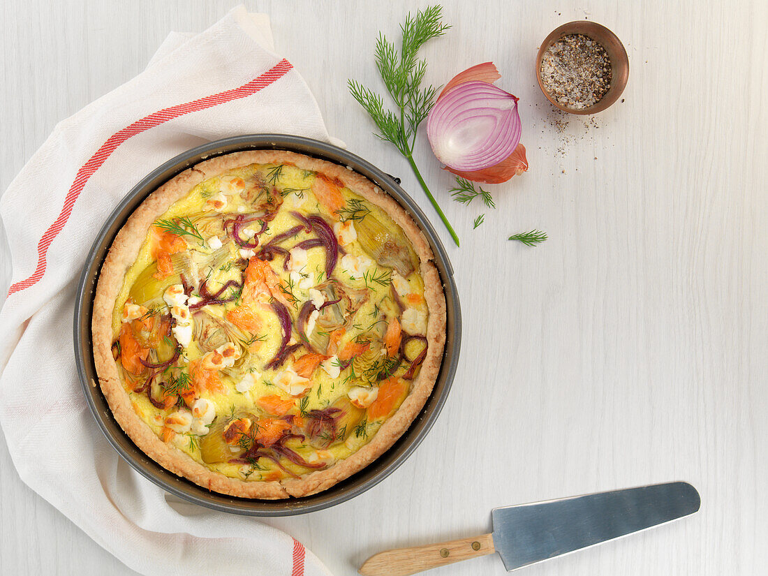 Gemüsequiche mit heißgeräuchertem Lachs