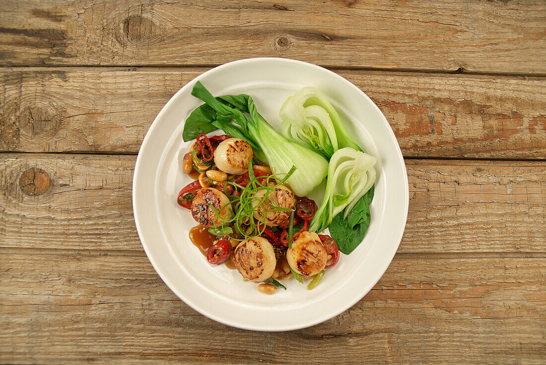 Kung-Pao-Jakobsmuscheln mit Pak Choi