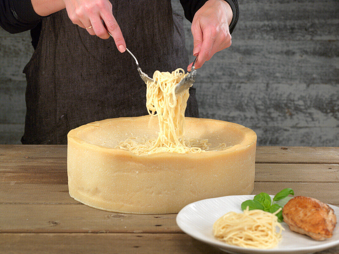 Spaghetti serviert aus dem Parmesanlaib