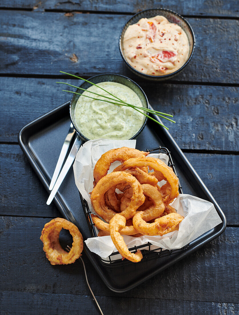 Gebackene Zwiebelringe mit zweierlei Dips