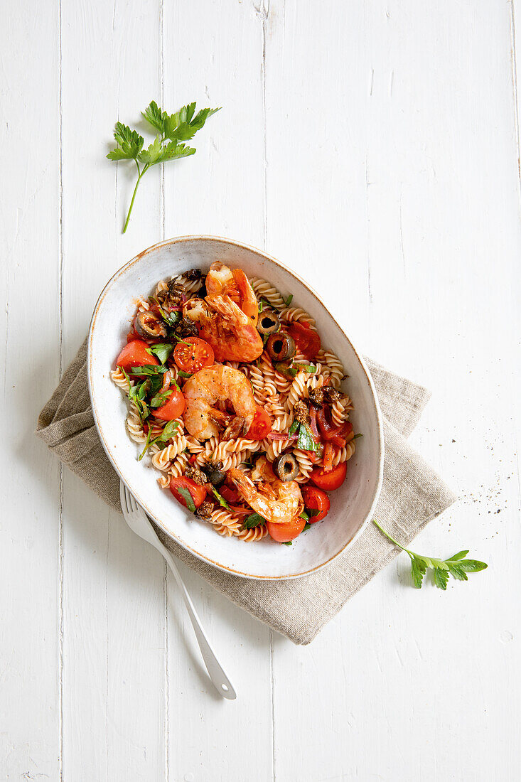 Spelt noodle salad with shrimp, tomatoes, and olives