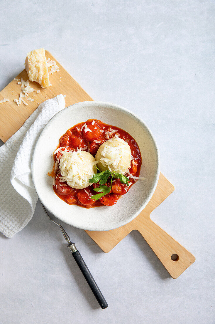 Topfenknödel mit Tomatensauce