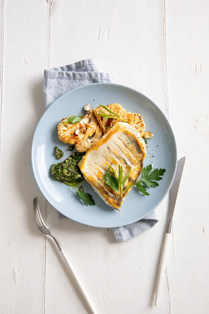 Zanderfilet mit Estragonpesto und Blumenkohl