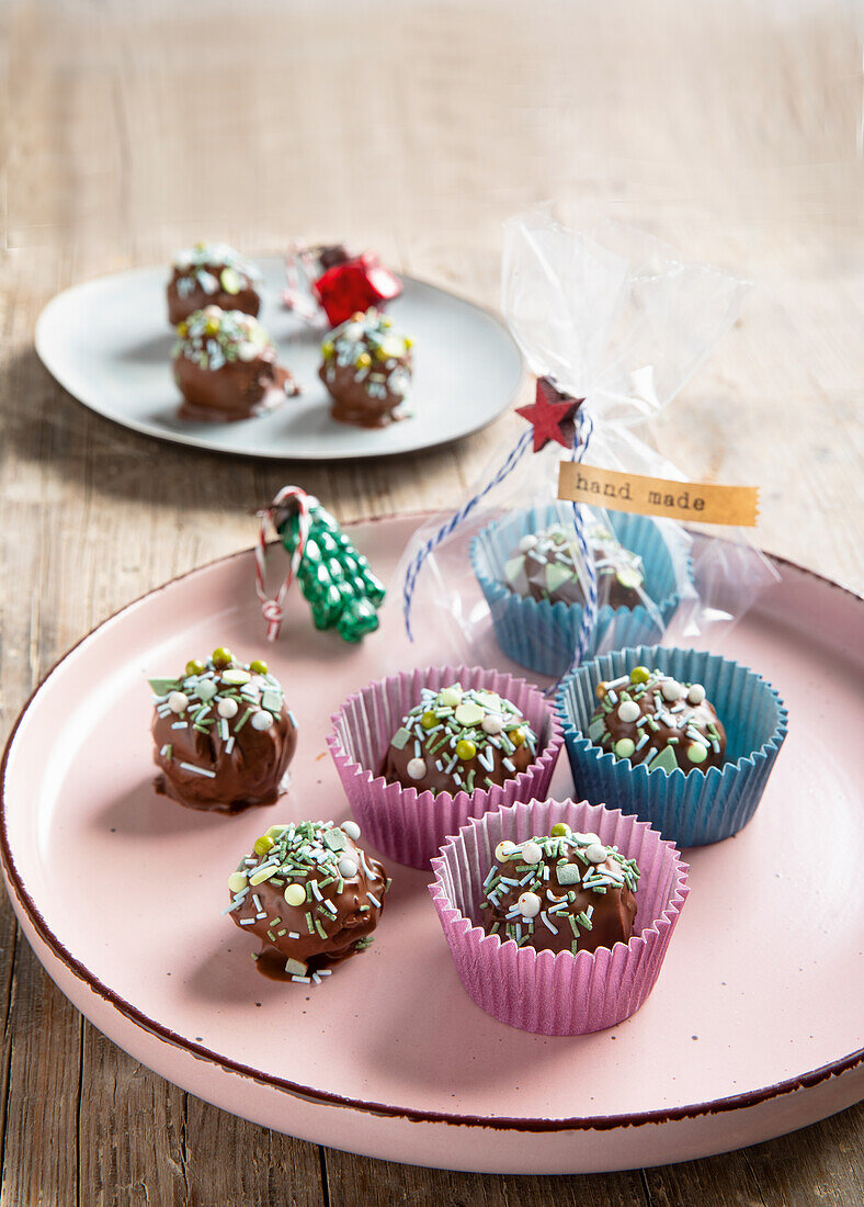 Weihnachtspralinen mit bunten Streuseln