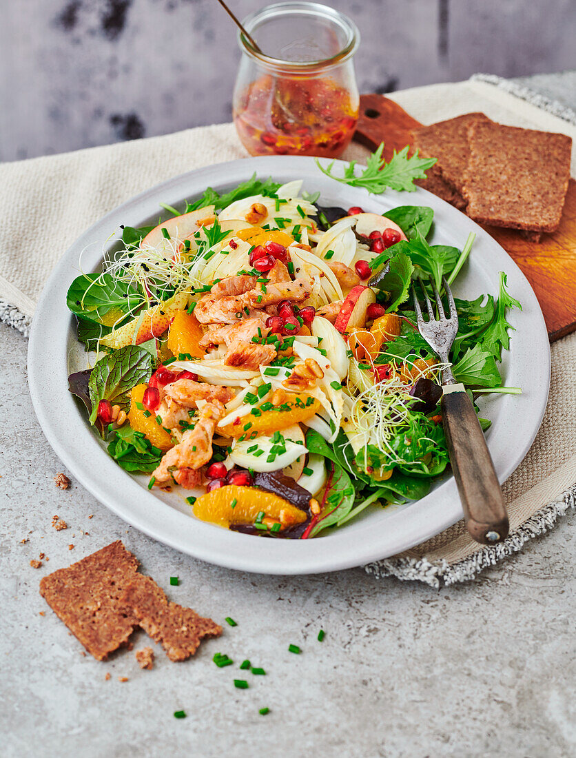 Fenchel-Orangensalat mit Sprossen und Granatapfelkernen