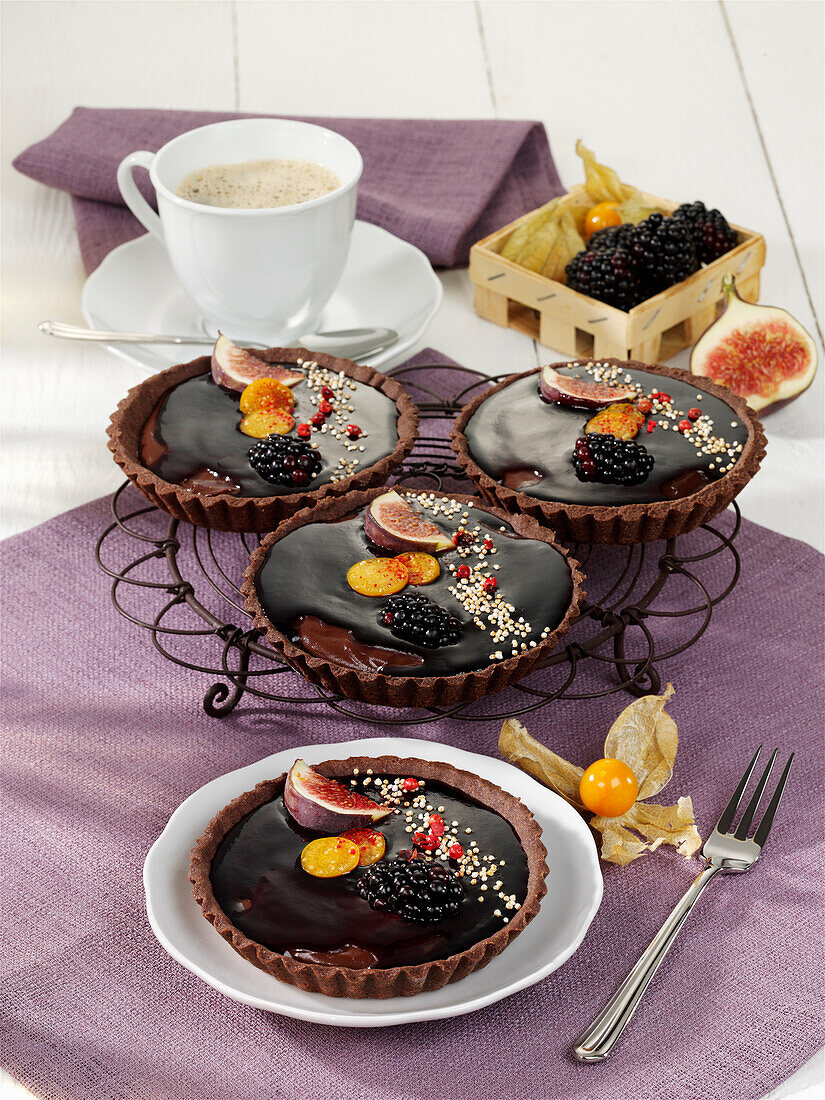 Espresso chocolate tartlets with autumn fruits