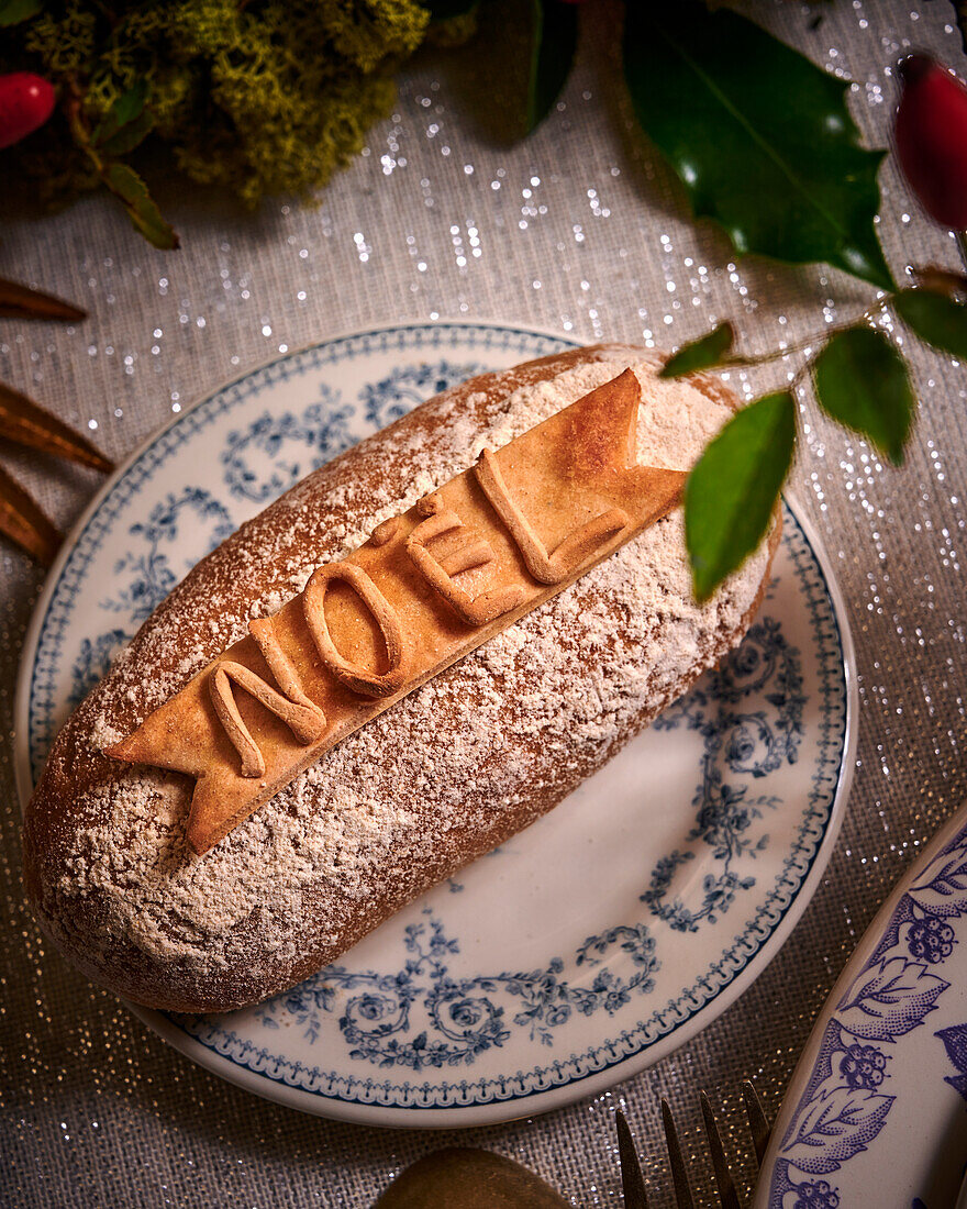 Süßes Weihnachtsbrot mit der Aufschrift 'Noel'