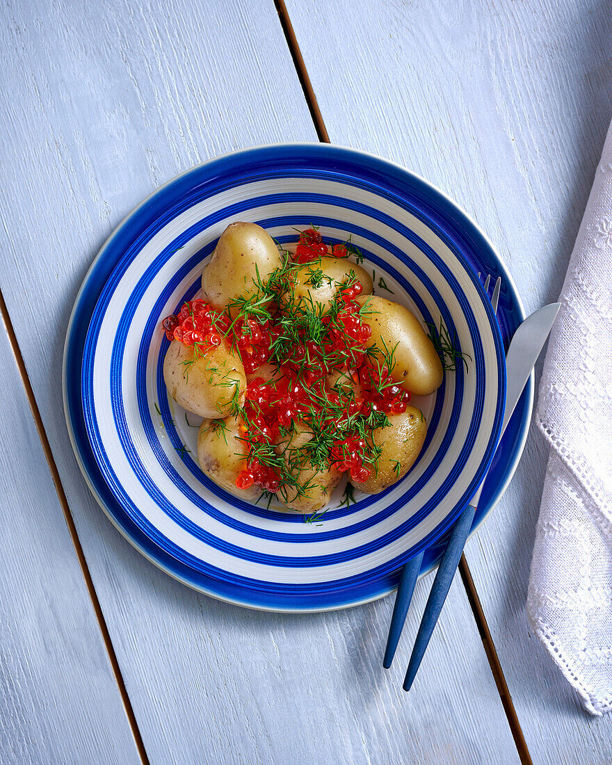 Frühkartoffeln mit Lachskaviar und Dill