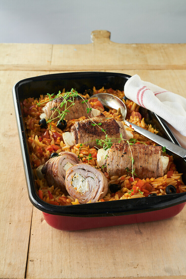 Schnitzelröllchen 'Athen' auf Tomaten-Paprika-Nudeln