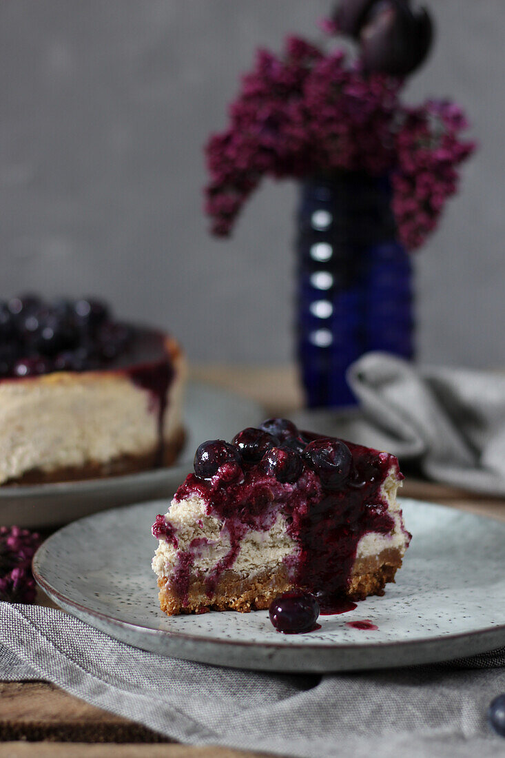 New York Cheesecake mit Bananenfüllung und Blaubeersauce