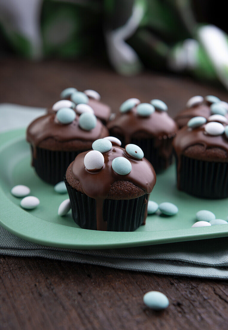 Vegane Schokoladen-Minz-Muffins mit Zartbitterglasur und Minz-Dragees