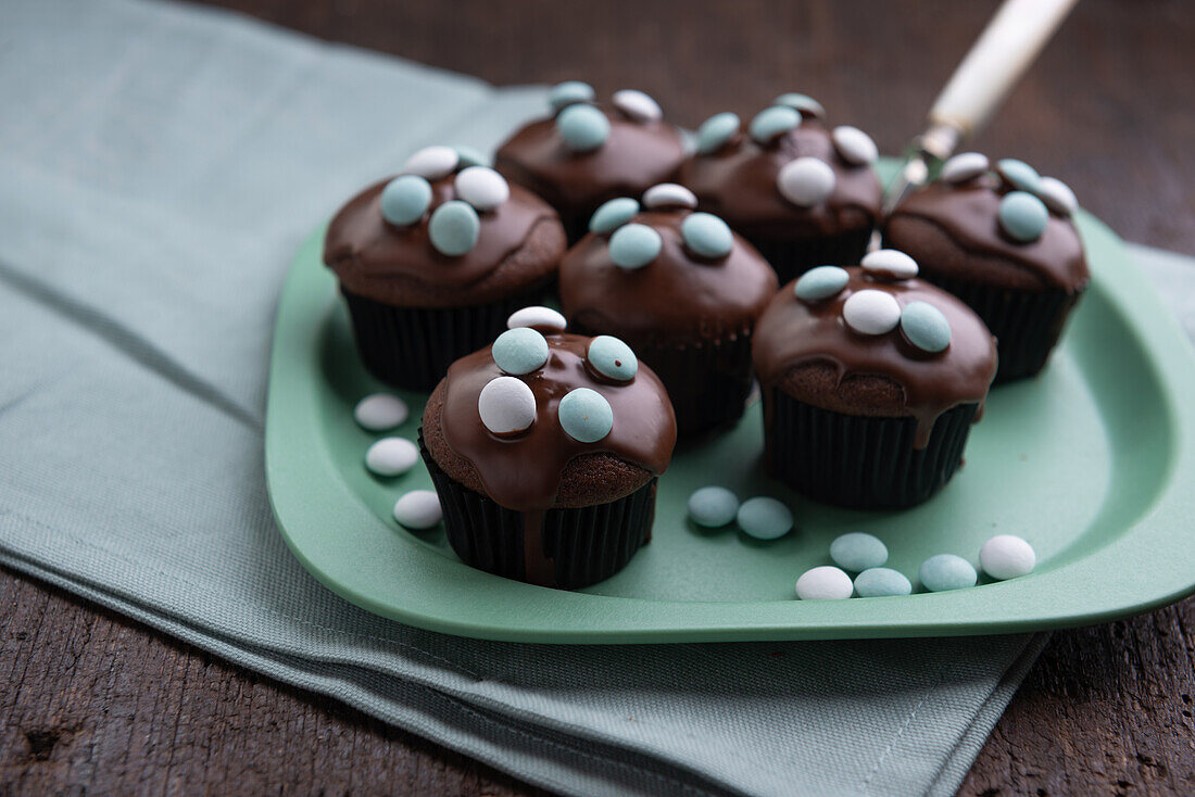 Vegane Schokoladen-Minz-Muffins mit Zartbitterglasur und Minz-Dragees