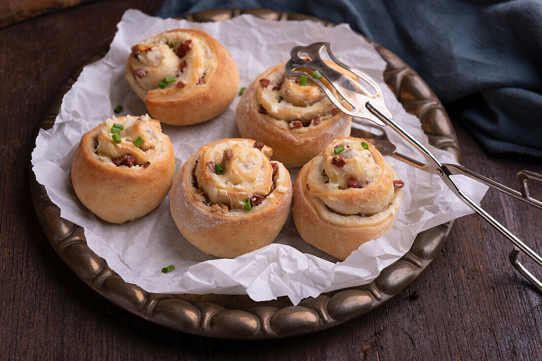 Vegane Hefeschnecken gefüllt mit Mandelkäse, Walnüssen und veganem Schinkenspeck