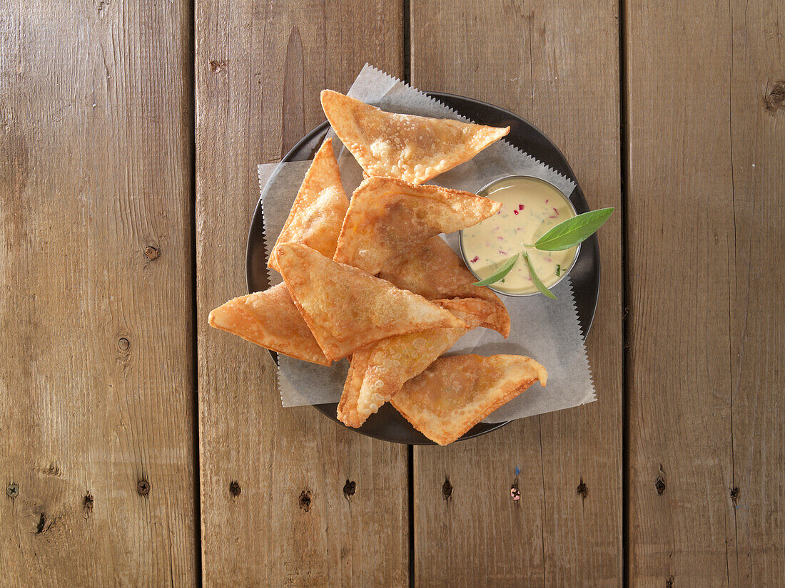 Fried wontons with pumpkin-onion-and-rosemary stuffing