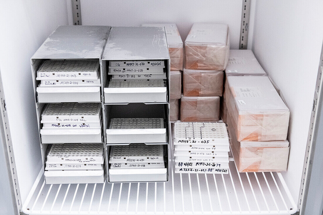 Freezer storing DNA libraries and sequencing reagents