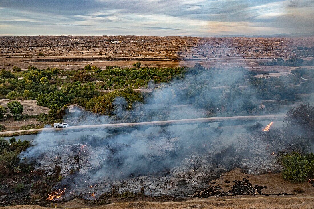 Wildfire, Kern River Oil Field, California, USA
