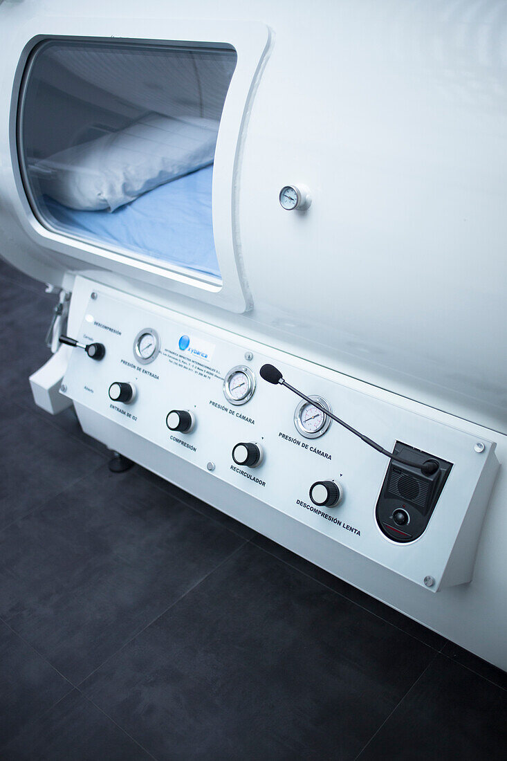 Hyperbaric oxygen therapy chamber