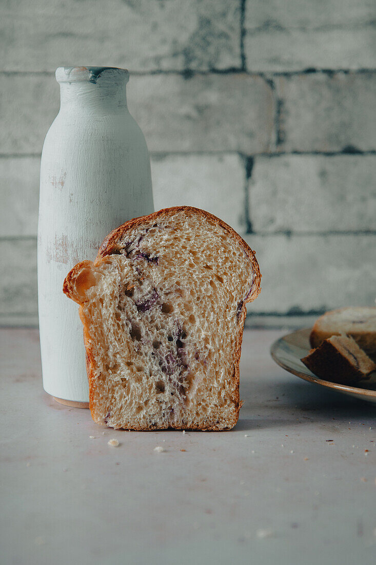 Briochebrot mit Heidelbeeren