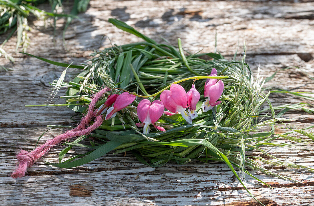 Tischdeko mit Tränendem Herz (Dicentra Spectabilis), Kranz