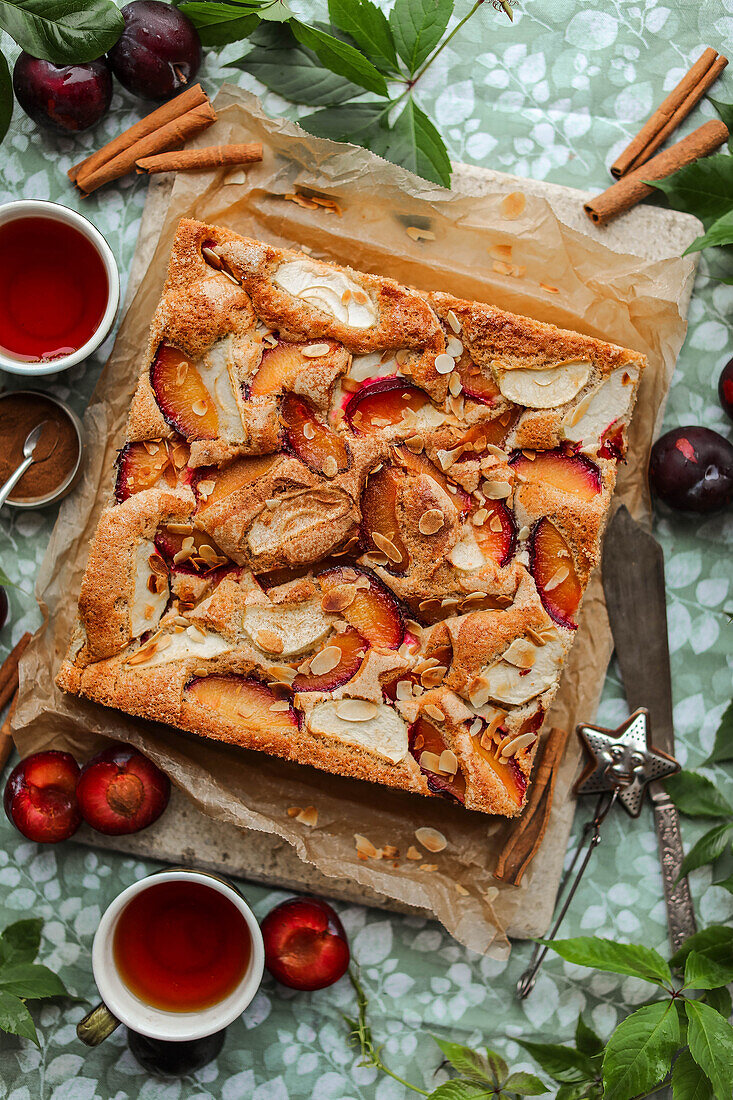 Blechkuchen mit Äpfeln und Pflaumen