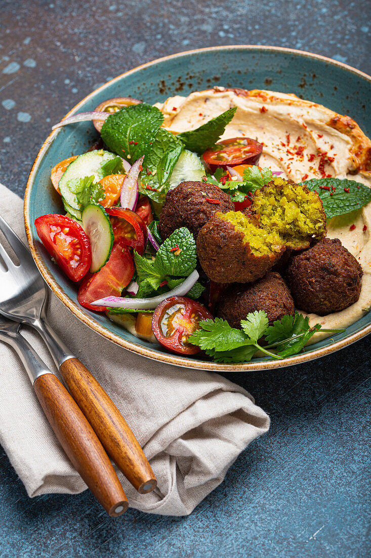 Falafel mit Hummus dazu Gemüsesalat mit Koriander und Minze (Arabien)
