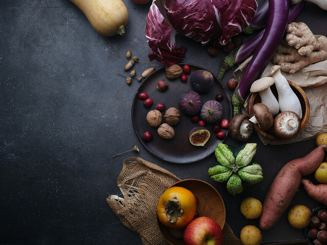 Gesunde, vegetarische Herbstzutaten auf dunklem Untergrund