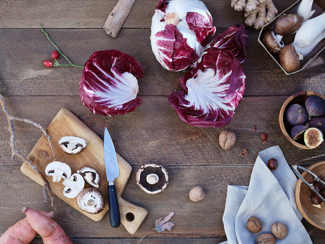 Gesunde, vegetarische Herbstzutaten auf Holzuntergrund