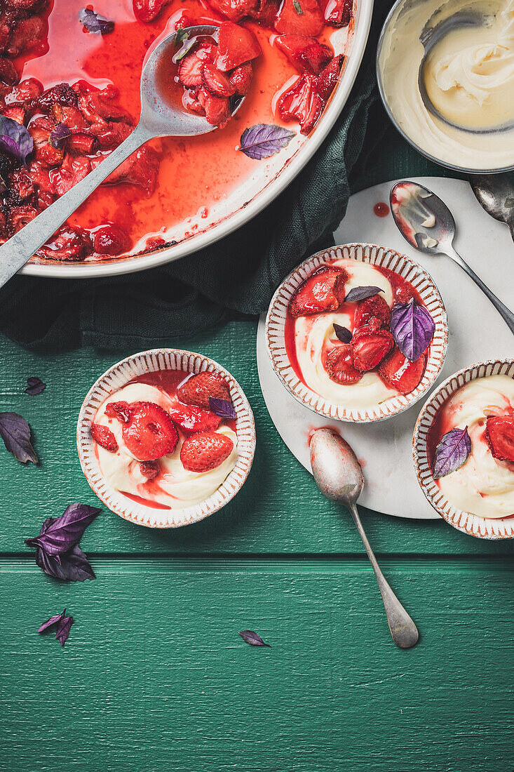 Mascarponecreme mit honiggerösteten Erdbeeren und lila Basilikum