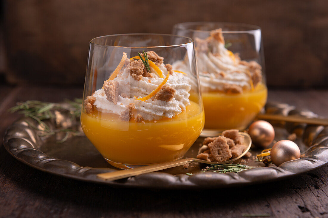 Orangenpudding mit Vanillecreme und Spekulatiusbröseln, vegan
