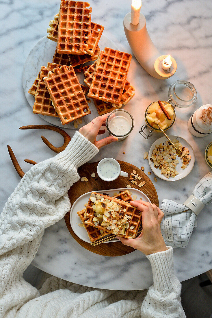 Waffeln zum Frühstück mit hausgemachter Marmelade und Mandeln