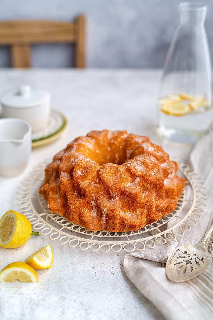 Lemon Drizzle Cake (Saftiger Zitronenkuchen)