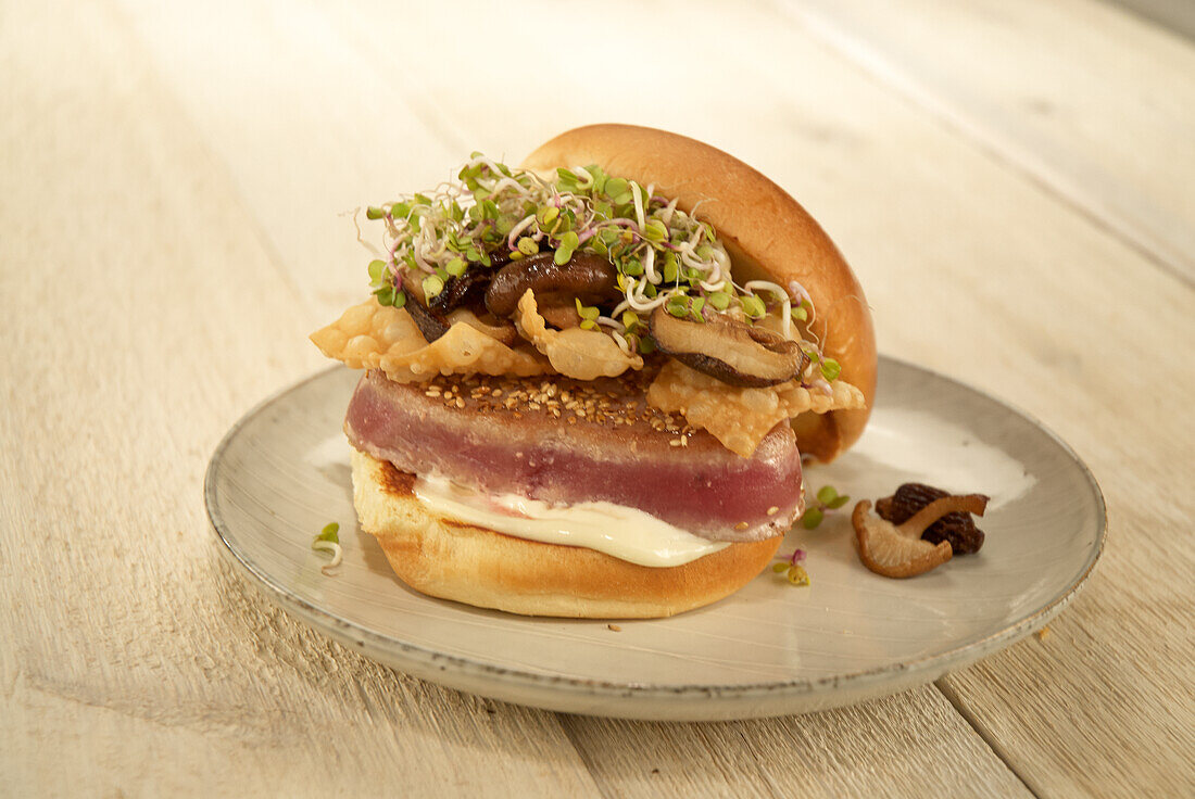 Tuna burger with mushrooms and skewers
