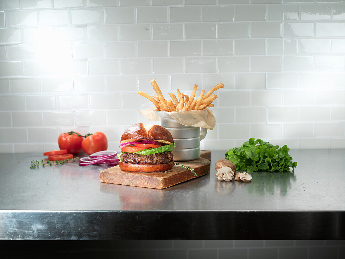 Veggie-Burger mit Pommes