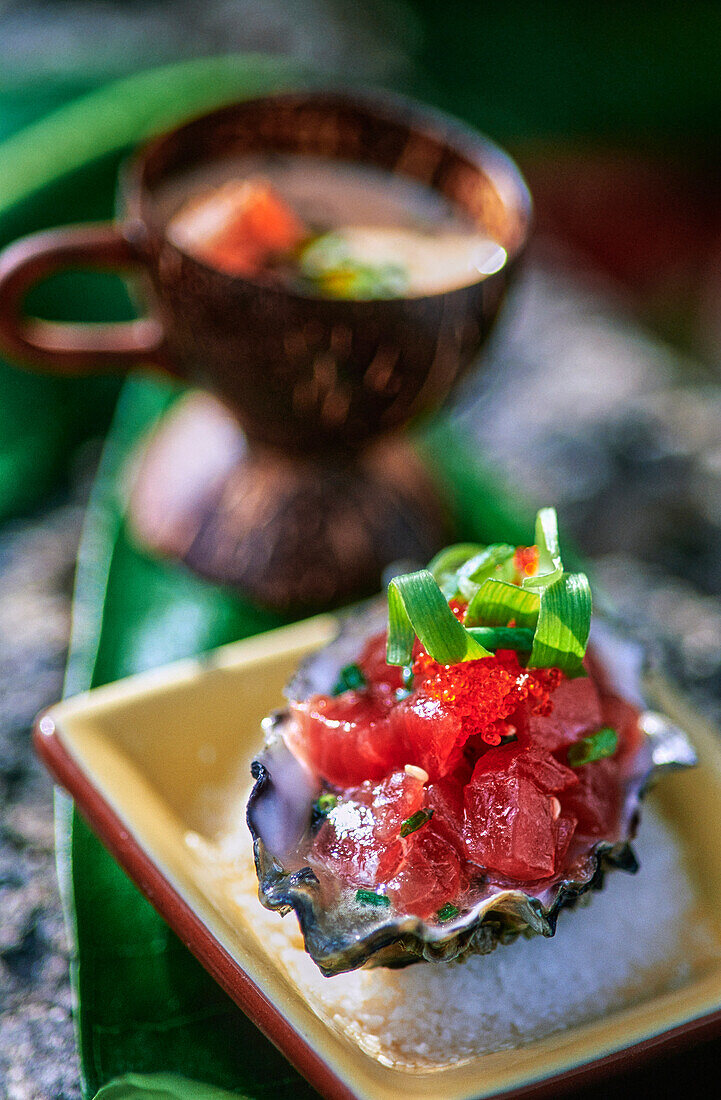 Thunfisch-Tartar mit Trüffelöl in Miyagi-Austernschale