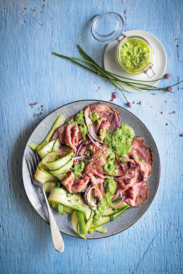 Roastbeef mit Zucchini-Walnuss-Pesto